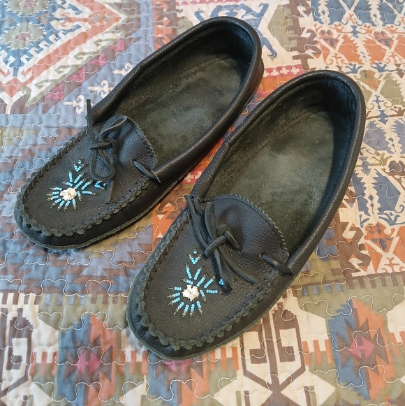 Vintage Beaded Moccasins Hide Leather Size 10 Black Handcrafted Slippers - Picture 2 of 13